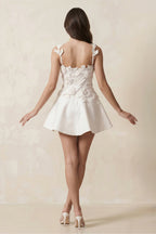 Robe de mariée blanche trapèze en satin sans manches fleurie - Harana