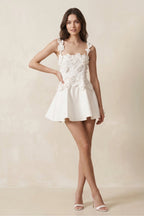 Robe de mariée blanche trapèze en satin sans manches fleurie - Harana