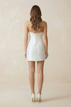 Robe de mariée blanche satinée coupe fourreau bustier ornée de détails floraux - Harana
