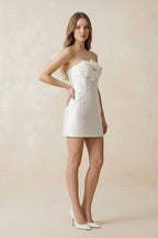 Robe de mariée blanche satinée coupe fourreau bustier ornée de détails floraux - Harana