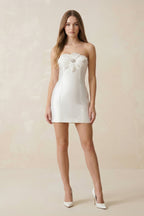 Robe de mariée blanche satinée coupe fourreau bustier ornée de détails floraux - Harana