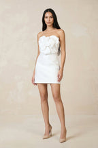 Robe de mariée blanche courte coupe fourreau bustier ornée de détails floraux - Harana
