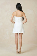 Robe de mariée blanche courte coupe fourreau bustier ornée de détails floraux - Harana