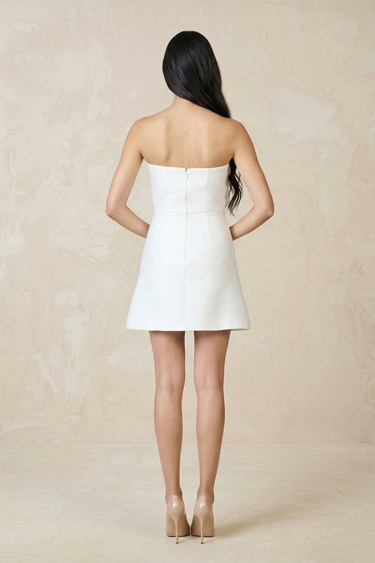 Robe de mariée blanche courte coupe fourreau bustier ornée de détails floraux - Harana