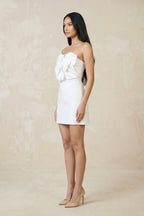 Robe de mariée blanche courte coupe fourreau bustier ornée de détails floraux - Harana