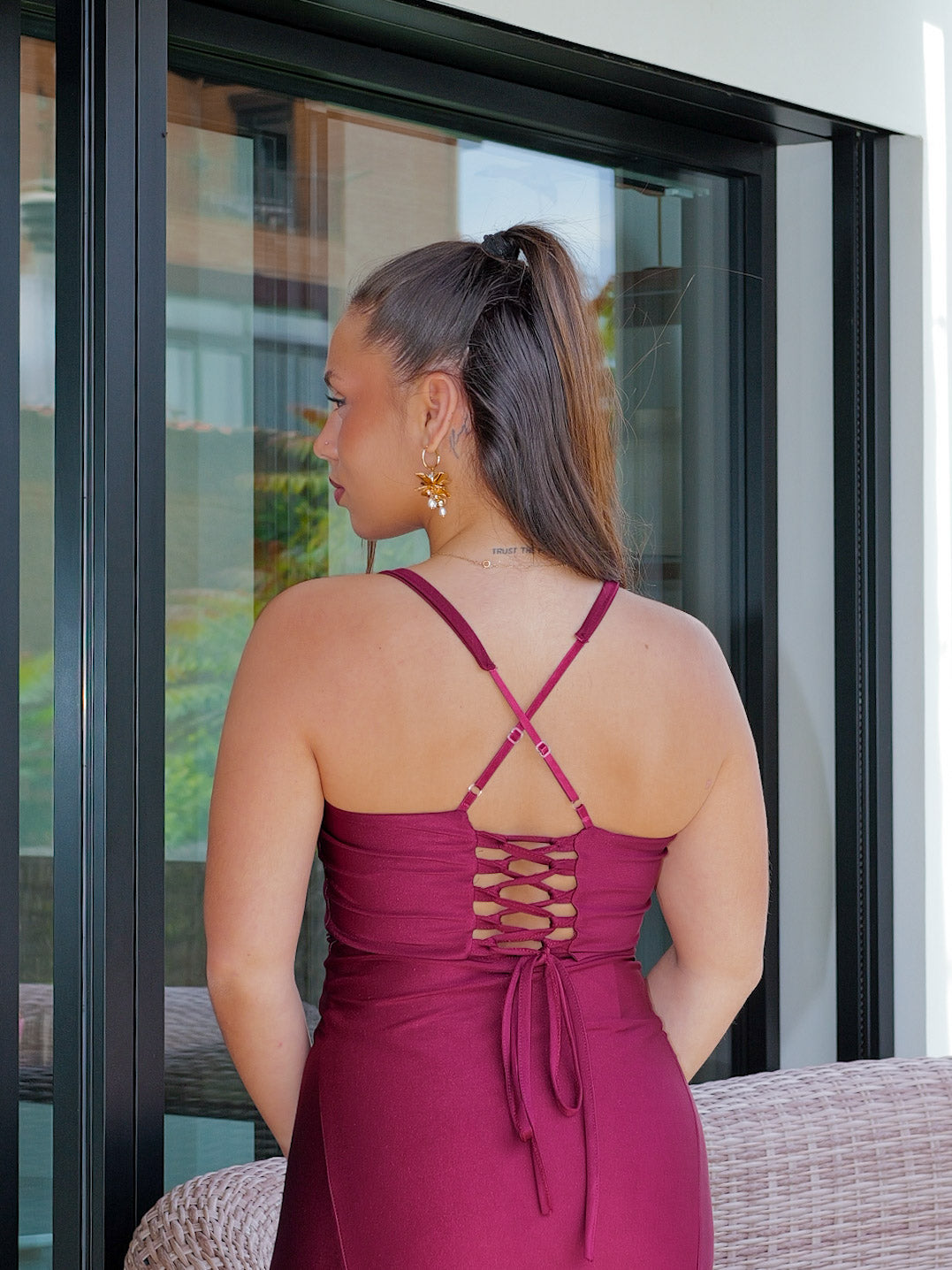 Robe longue bordeaux dos nu à décolleté coquillage - Harana