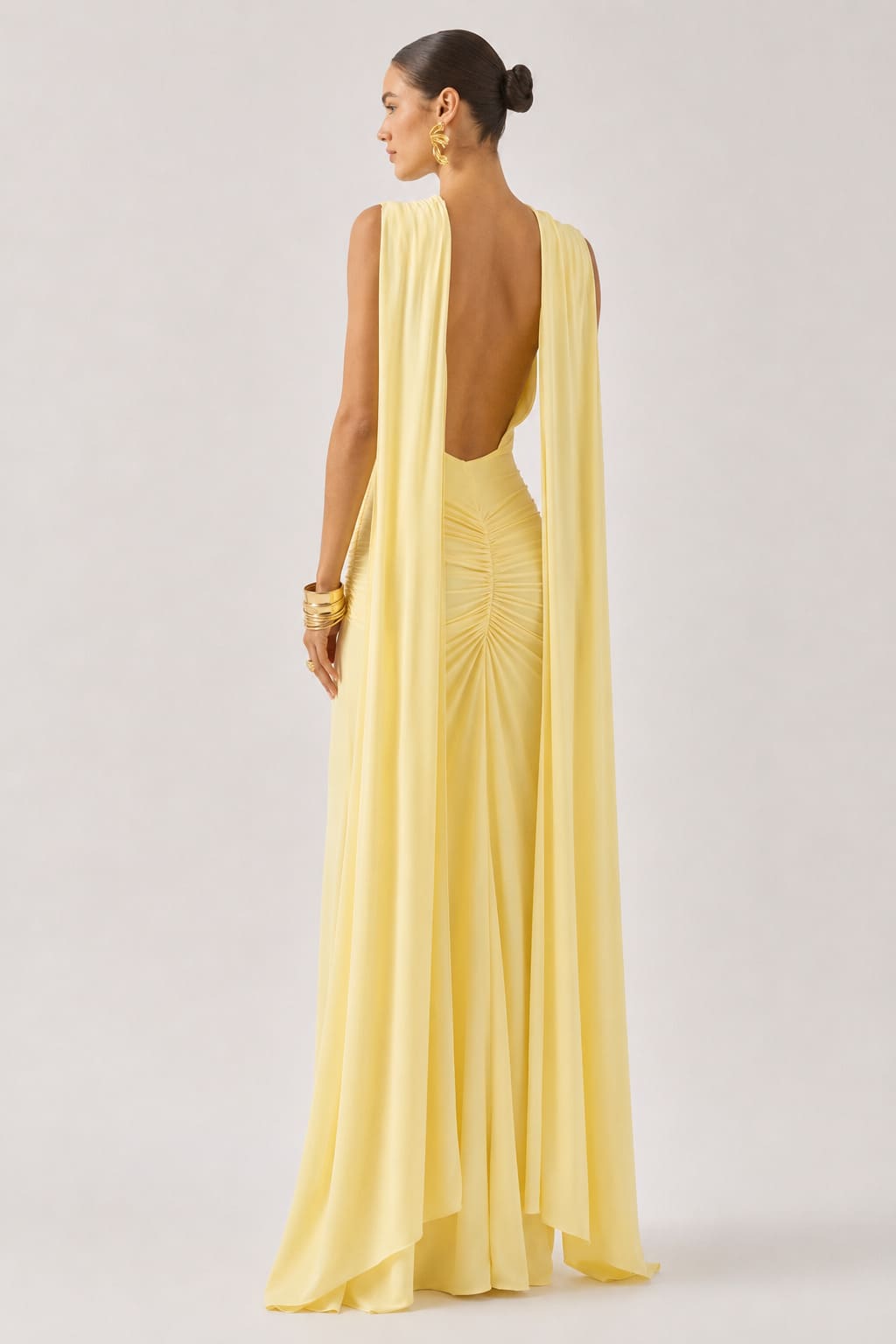 Robe longue citron à encolure bateau avec manches cape et dos ouvert - Harana