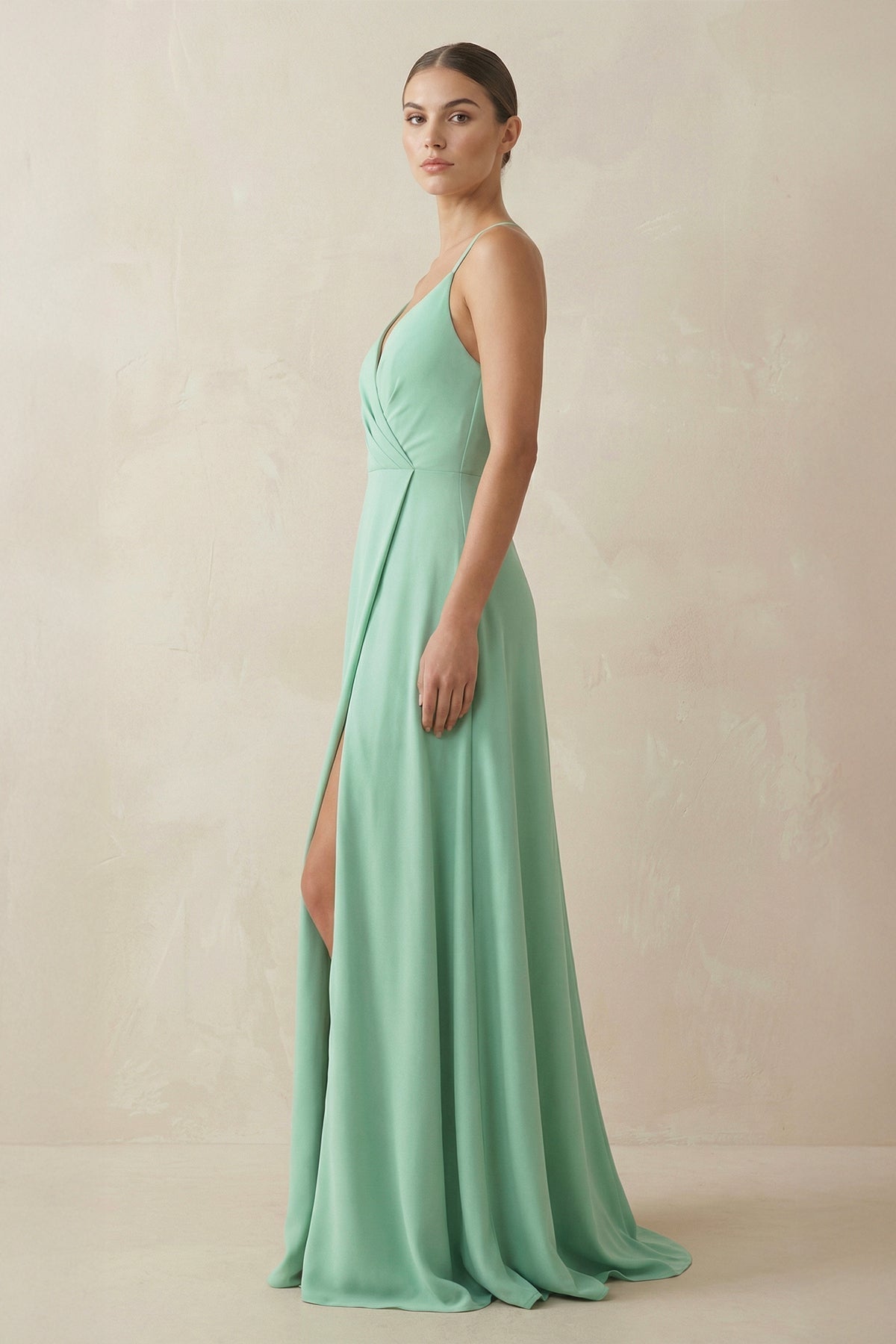 Robe demoiselle d’honneur pale pistachio longue à fines bretelles sans manches avec fente - Harana