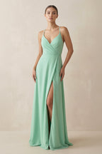 Robe demoiselle d’honneur pale pistachio longue à fines bretelles sans manches avec fente - Harana