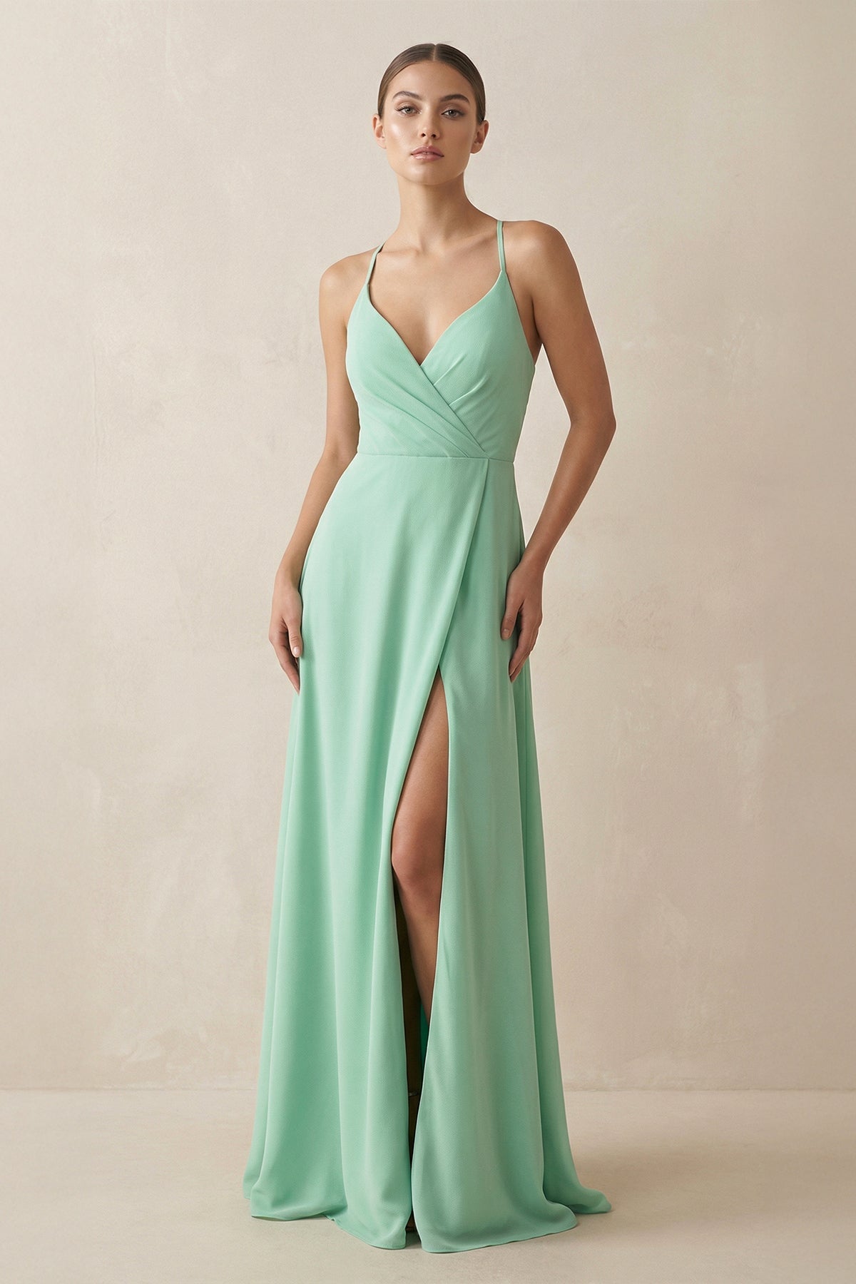 Robe demoiselle d’honneur pale pistachio longue à fines bretelles sans manches avec fente - Harana