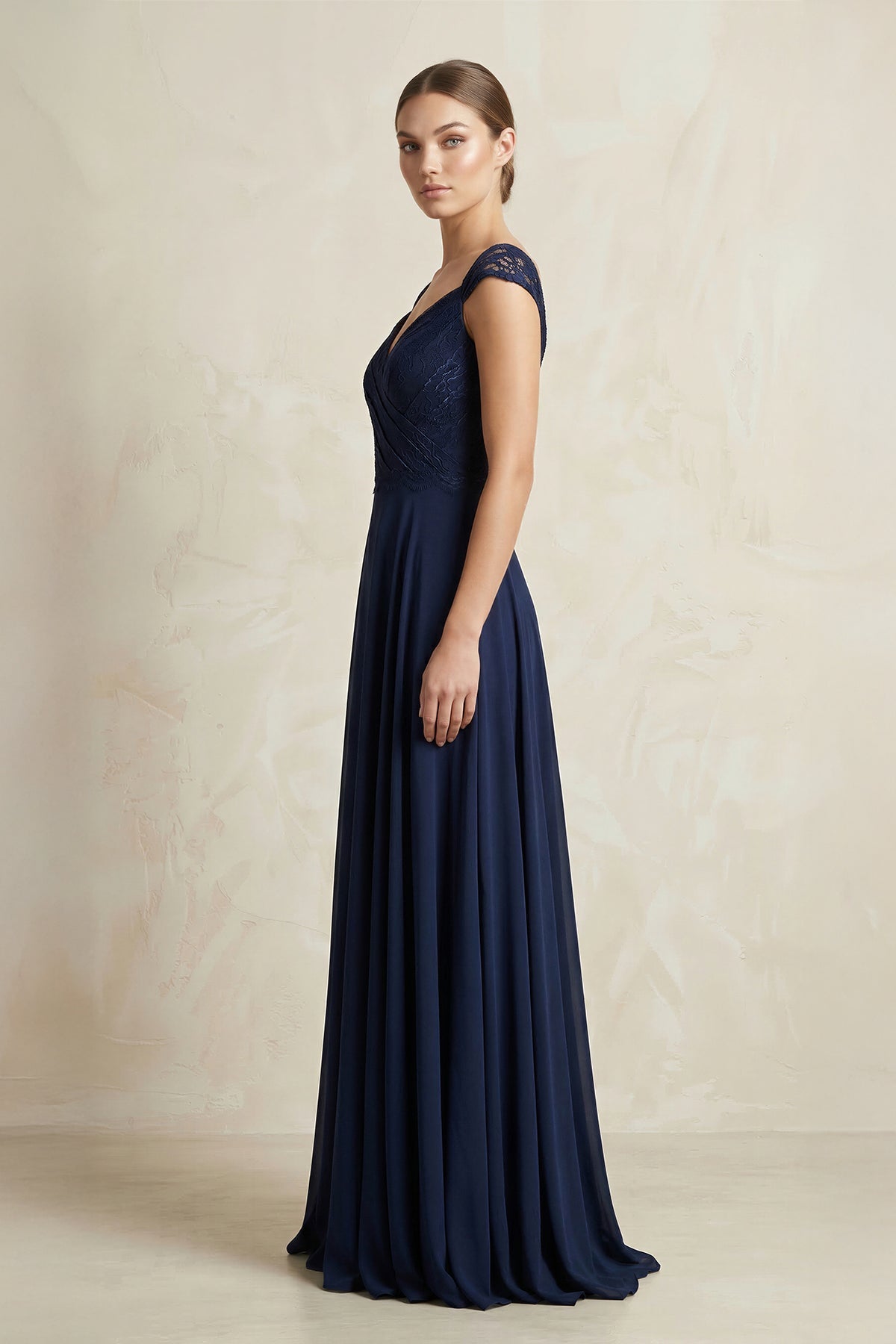 Robe demoiselle d’honneur bleu marine longue col V plissée en mousseline - Harana
