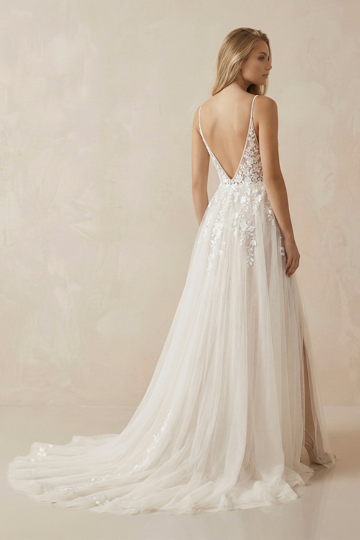 Robe de mariée ivoire trapèze dentelle à fines bretelles col V avec fente - Harana