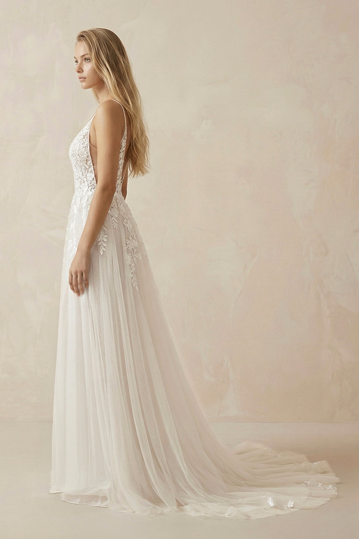 Robe de mariée ivoire trapèze dentelle à fines bretelles col V avec fente - Harana