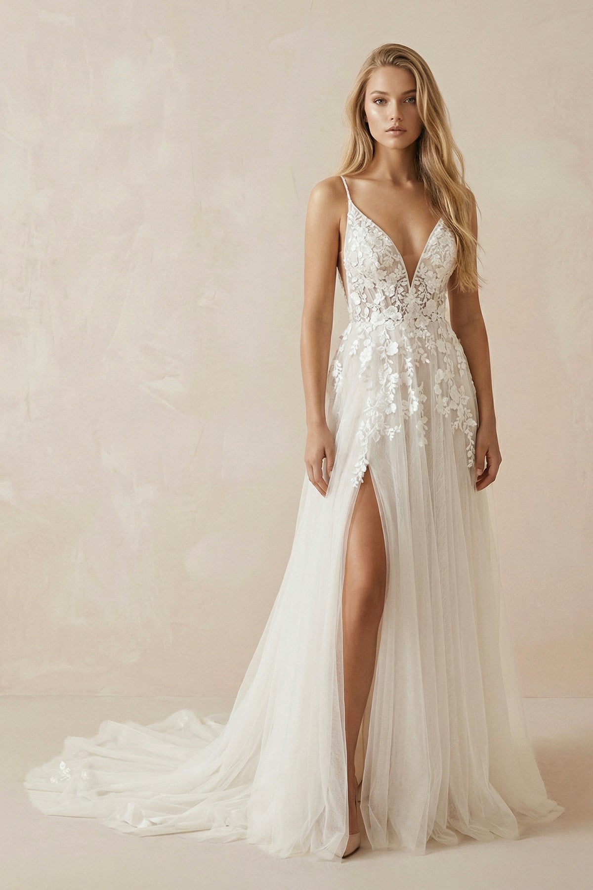 Robe de mariée ivoire trapèze dentelle à fines bretelles col V avec fente - Harana