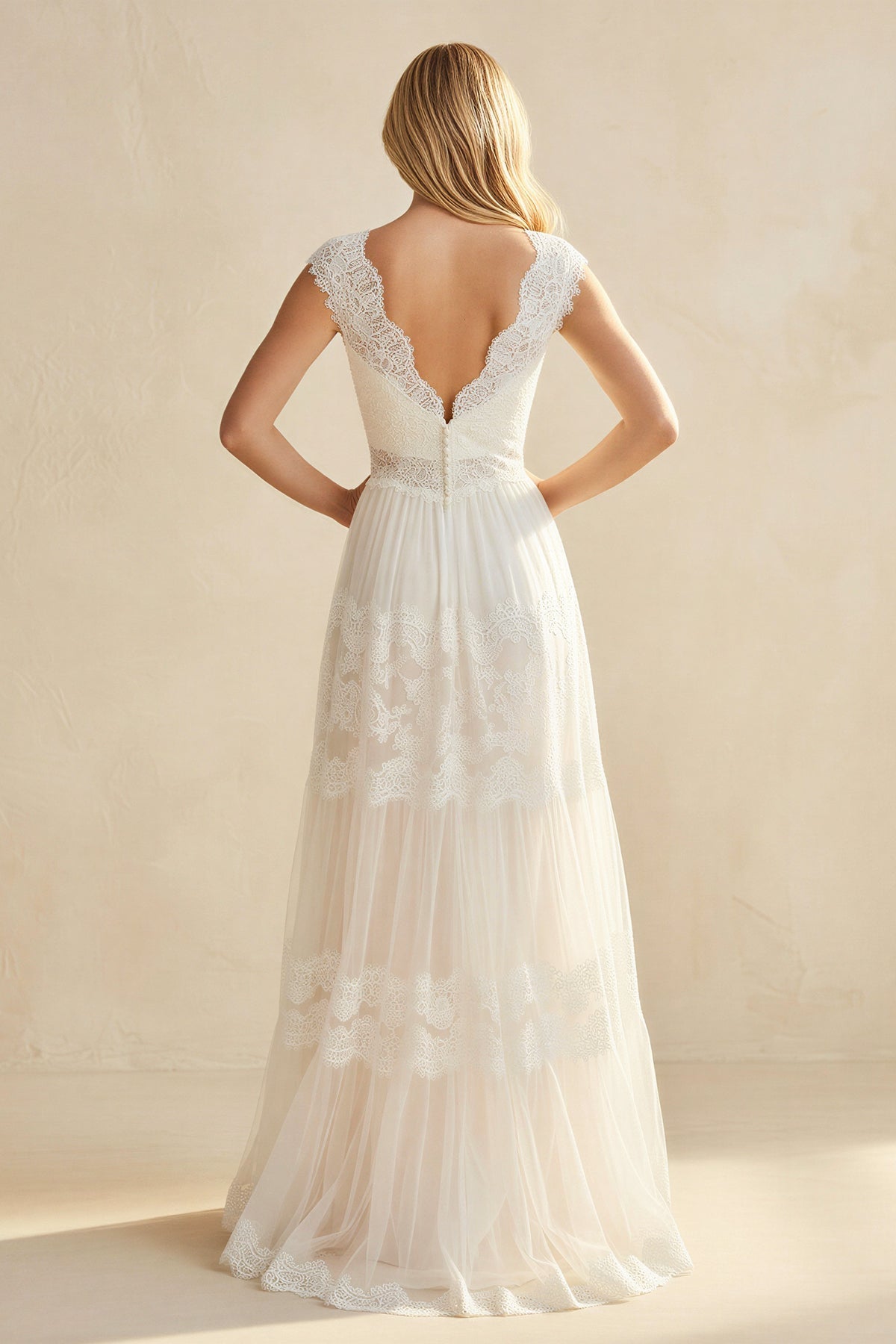 Robe de mariée ivoire trapèze en dentelle à col V sans manches - Harana