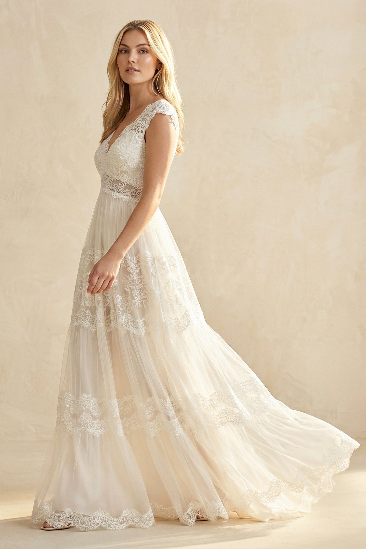 Robe de mariée ivoire trapèze en dentelle à col V sans manches - Harana