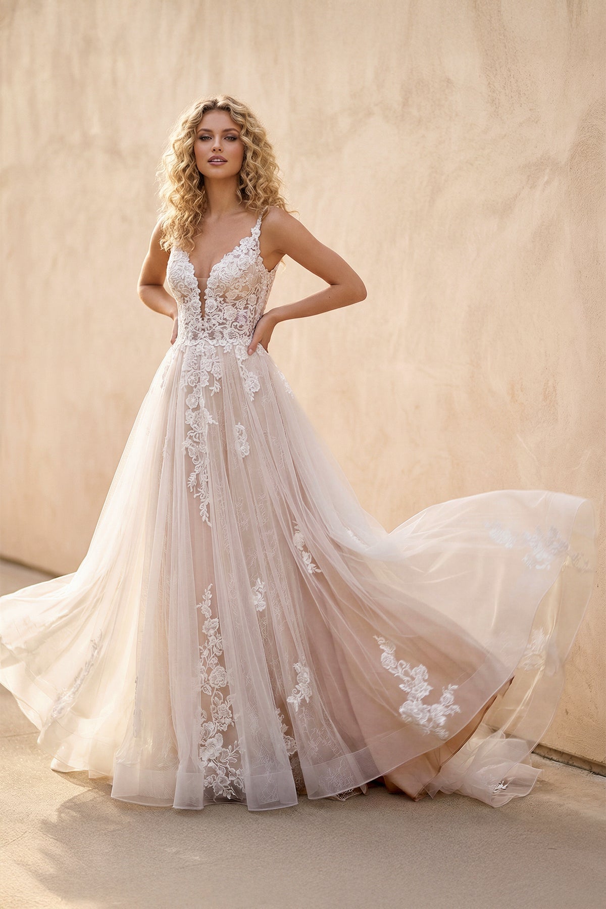 Robe de mariée blanche et nude trapèze en dentelle à fines bretelles - Harana