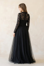 Robe de mariée noire trapèze en dentelle manches longues effet illusion - Harana