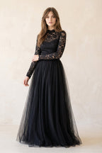 Robe de mariée noire trapèze en dentelle manches longues effet illusion - Harana