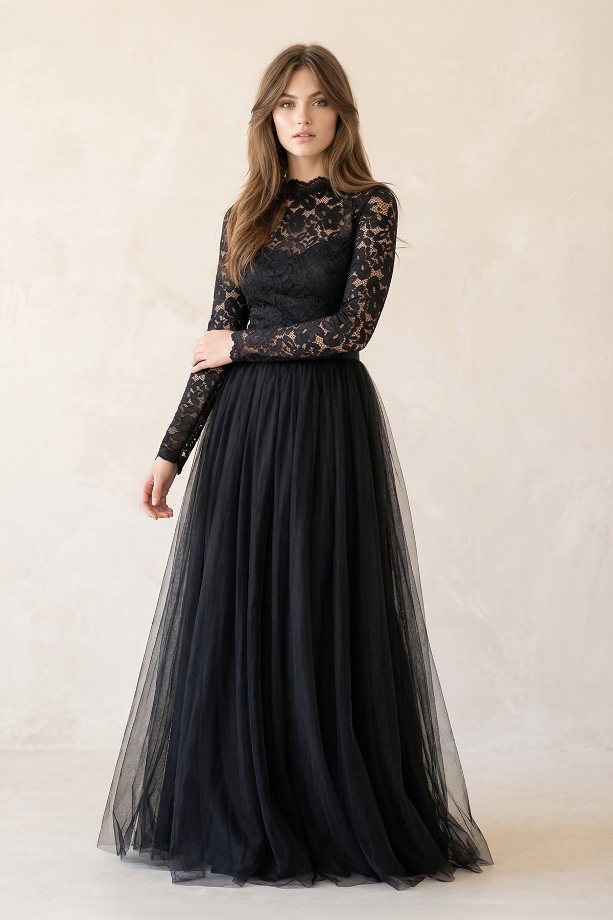 Robe de mariée noire trapèze en dentelle manches longues effet illusion - Harana