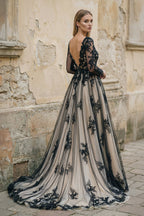 Robe de mariée noire et nude trapèze en dentelle à col V - Harana