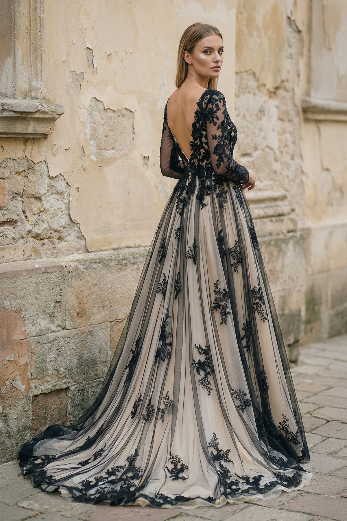 Robe de mariée noire et nude trapèze en dentelle à col V - Harana