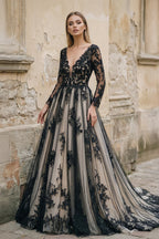 Robe de mariée noire et nude trapèze en dentelle à col V - Harana