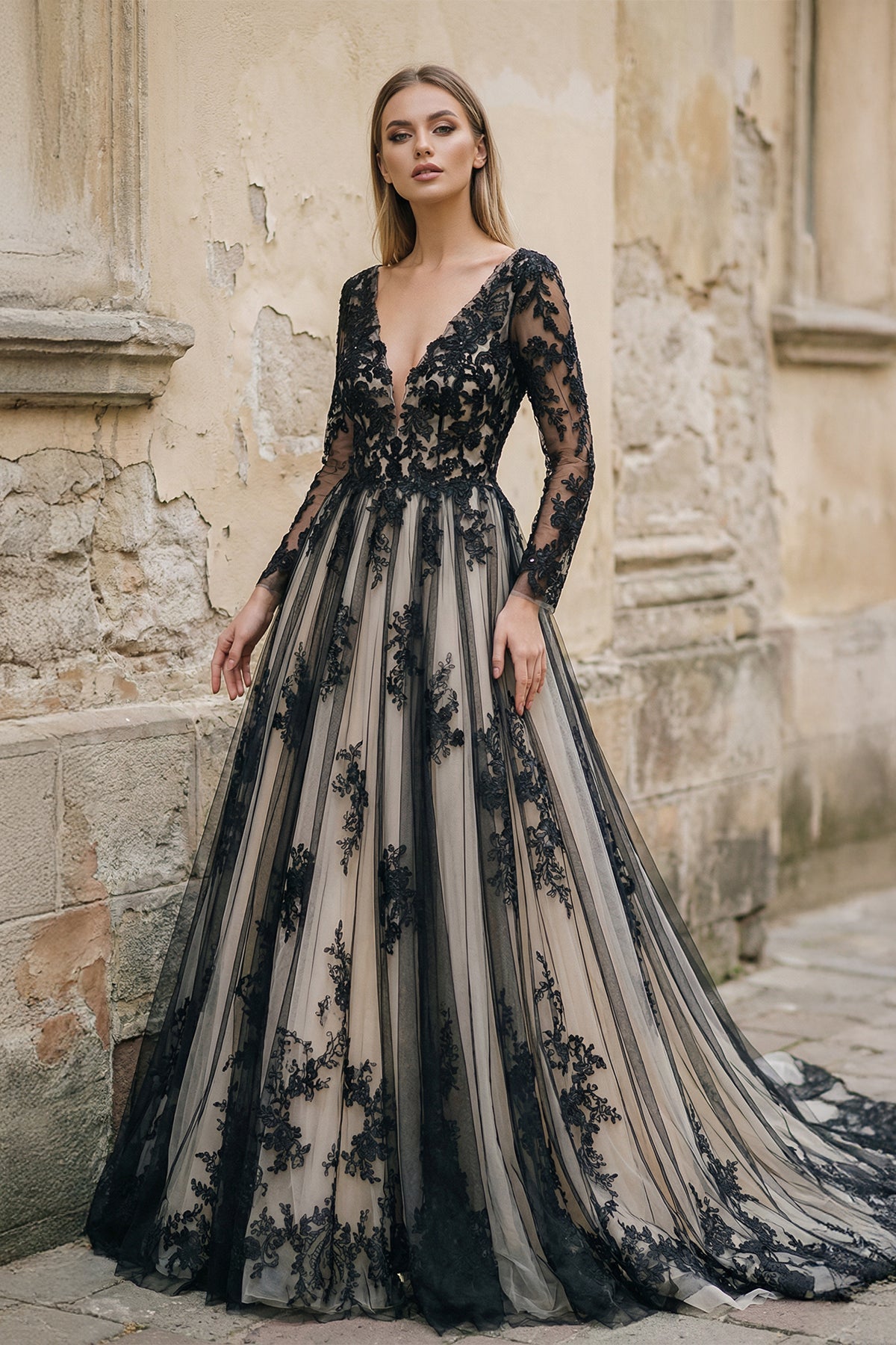 Robe de mariée noire et nude trapèze en dentelle à col V - Harana