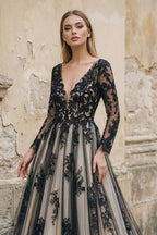 Robe de mariée noire et nude trapèze en dentelle à col V - Harana
