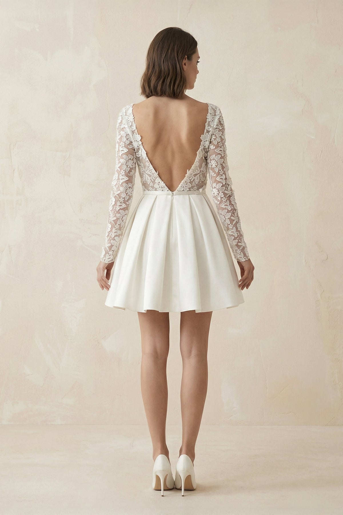 Robe de mariée ivoire trapèze en satin manches longues à appliqués - Harana