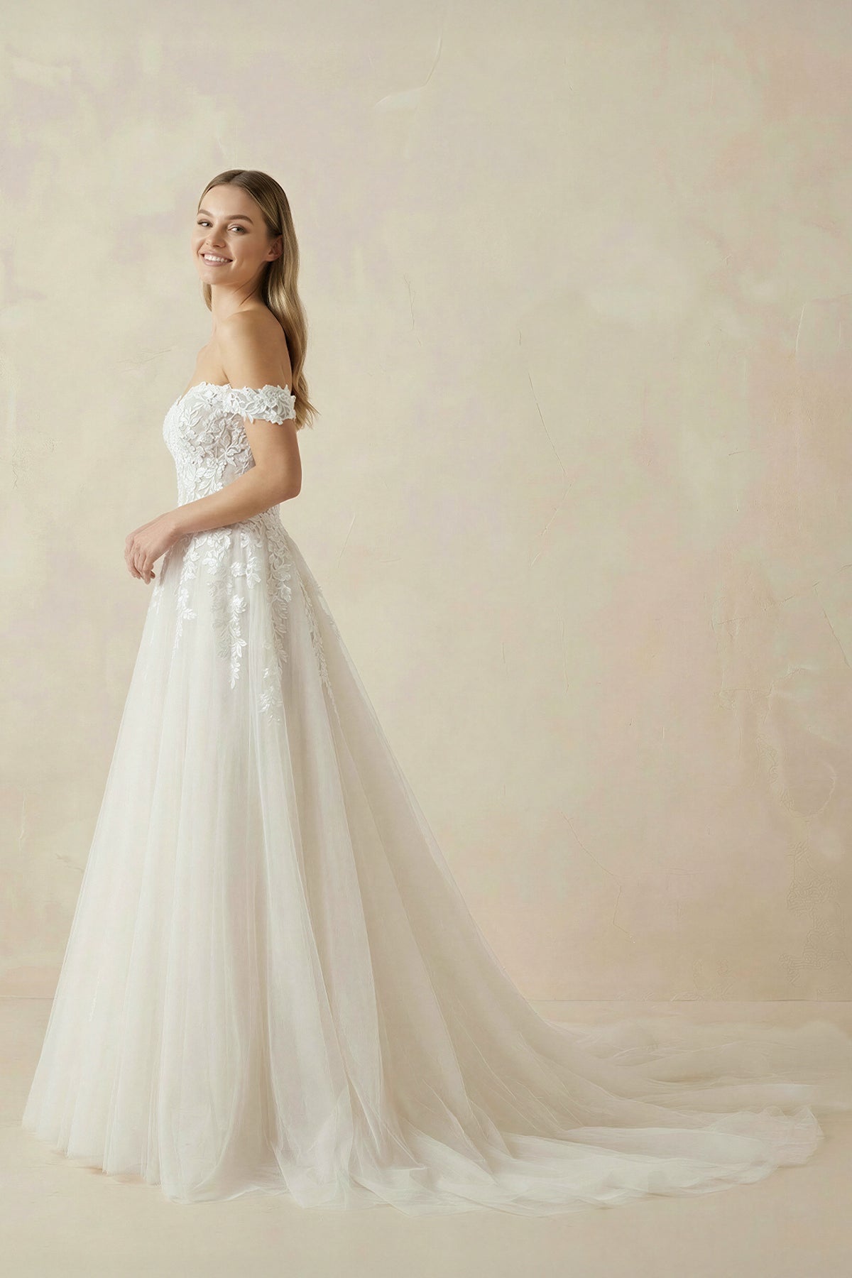 Robe de mariée ivoire longue à épaules dénudées en tulle coupe trapèze - Harana