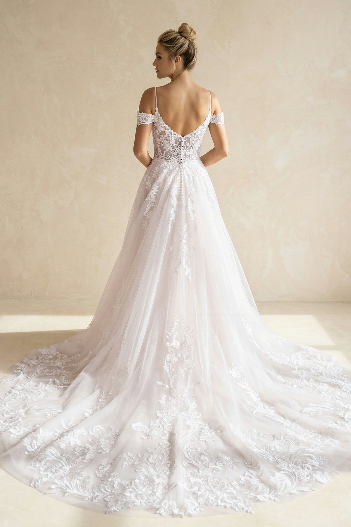 Robe de mariée white & nude courte à épaules dénudées manches courtes avec fente - Harana