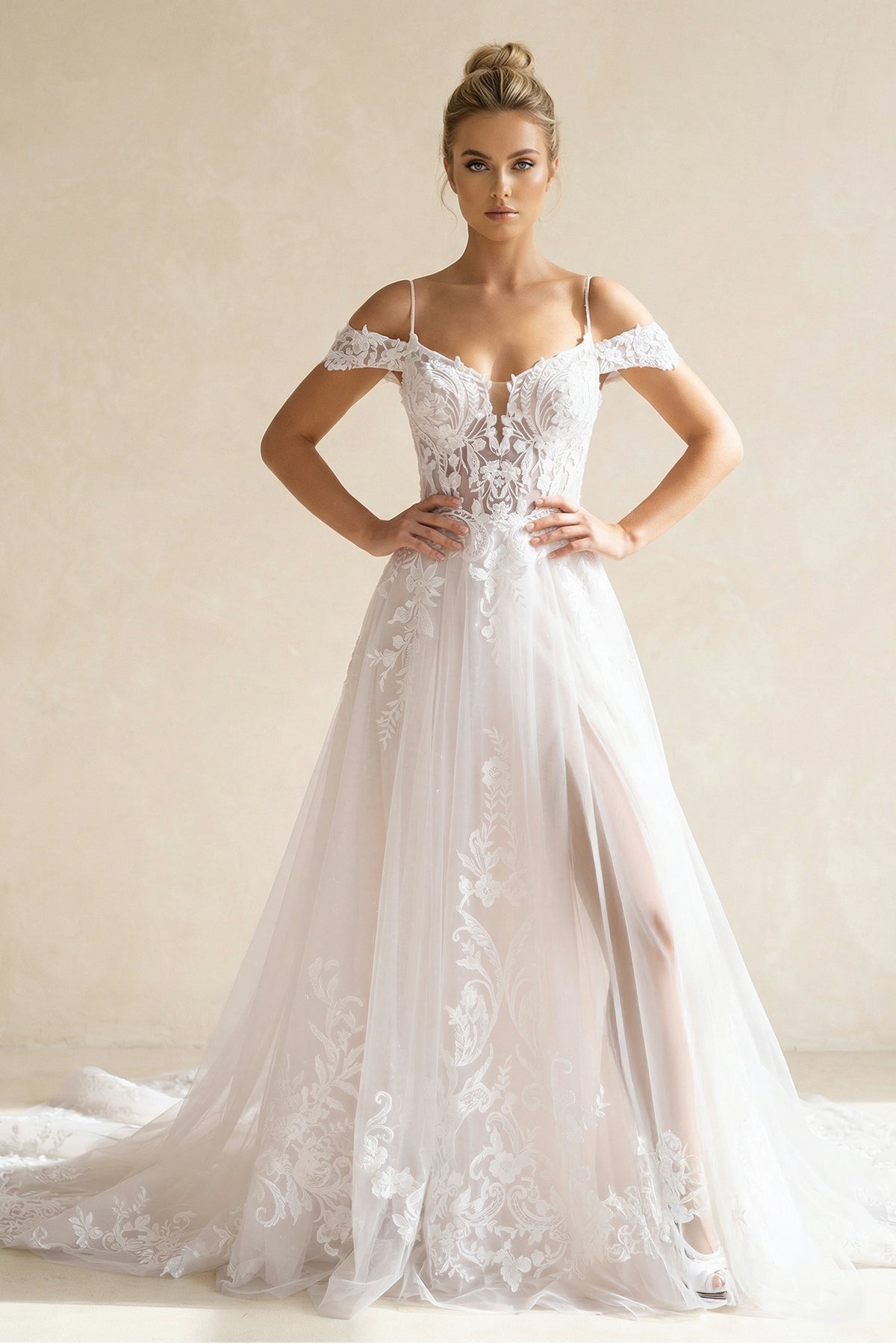 Robe de mariée white & nude courte à épaules dénudées manches courtes avec fente - Harana