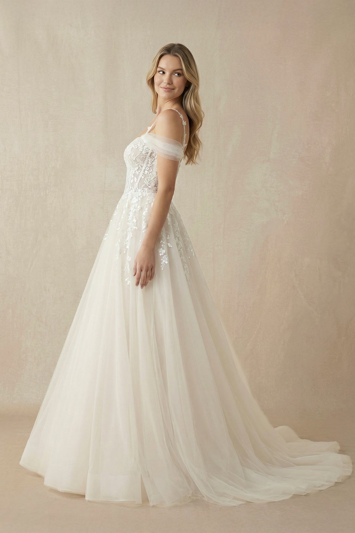 Robe de mariée ivoire longue à épaules dénudées à fines bretelles à dentelle - Harana