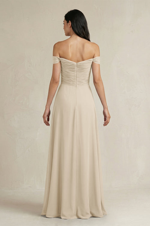 Robe de demoiselle d’honneur champagne longue en mousseline coupe trapèze à épaules dénudées plissée - Harana
