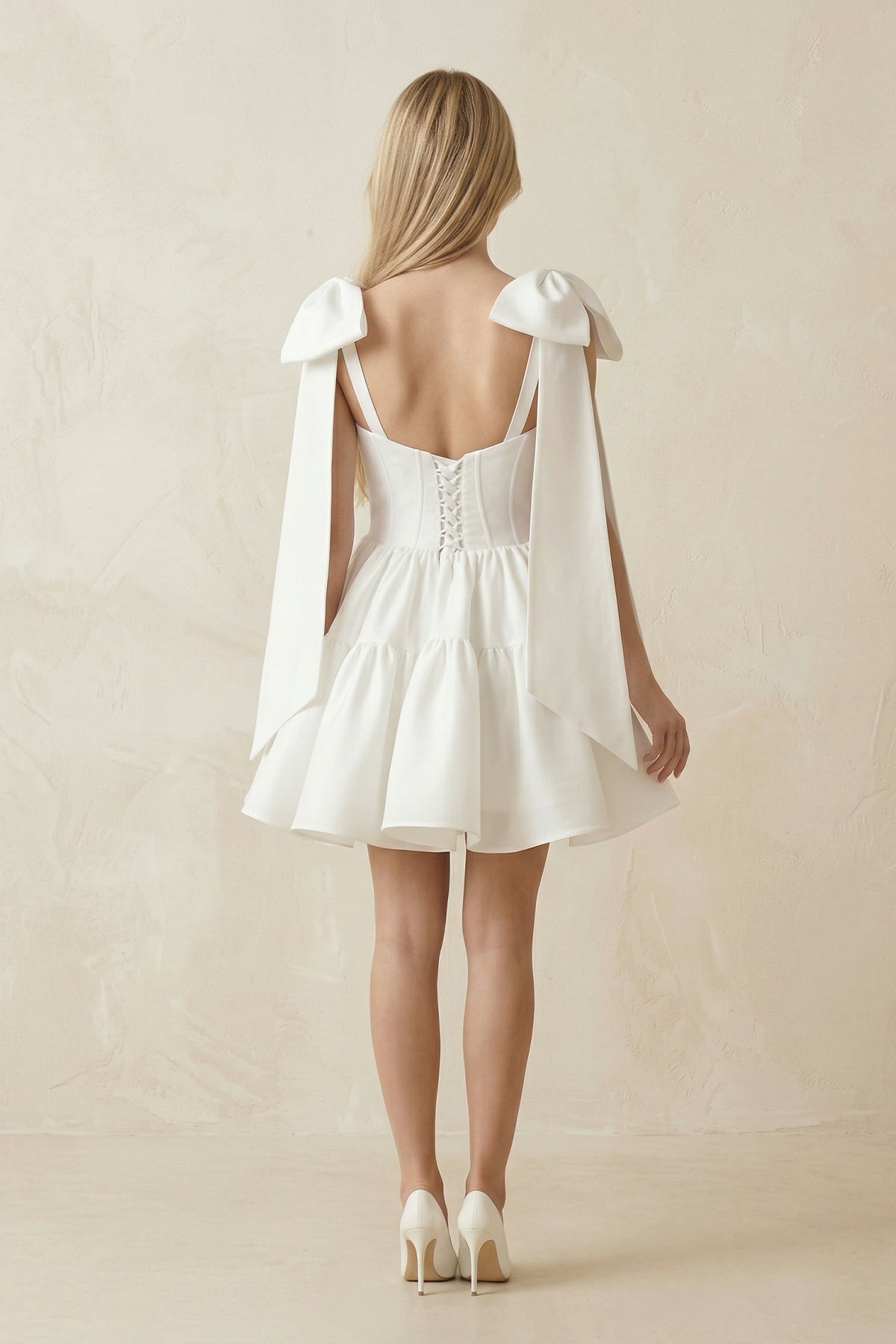 Robe de mariée courte blanc satinée sans manches à corset - Harana