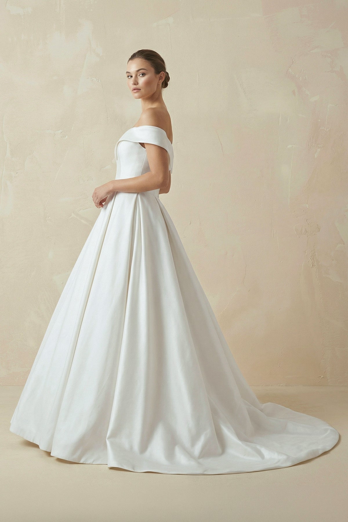 Robe de mariée blanc longue à épaules dénudées satinée coupe trapèze - Harana