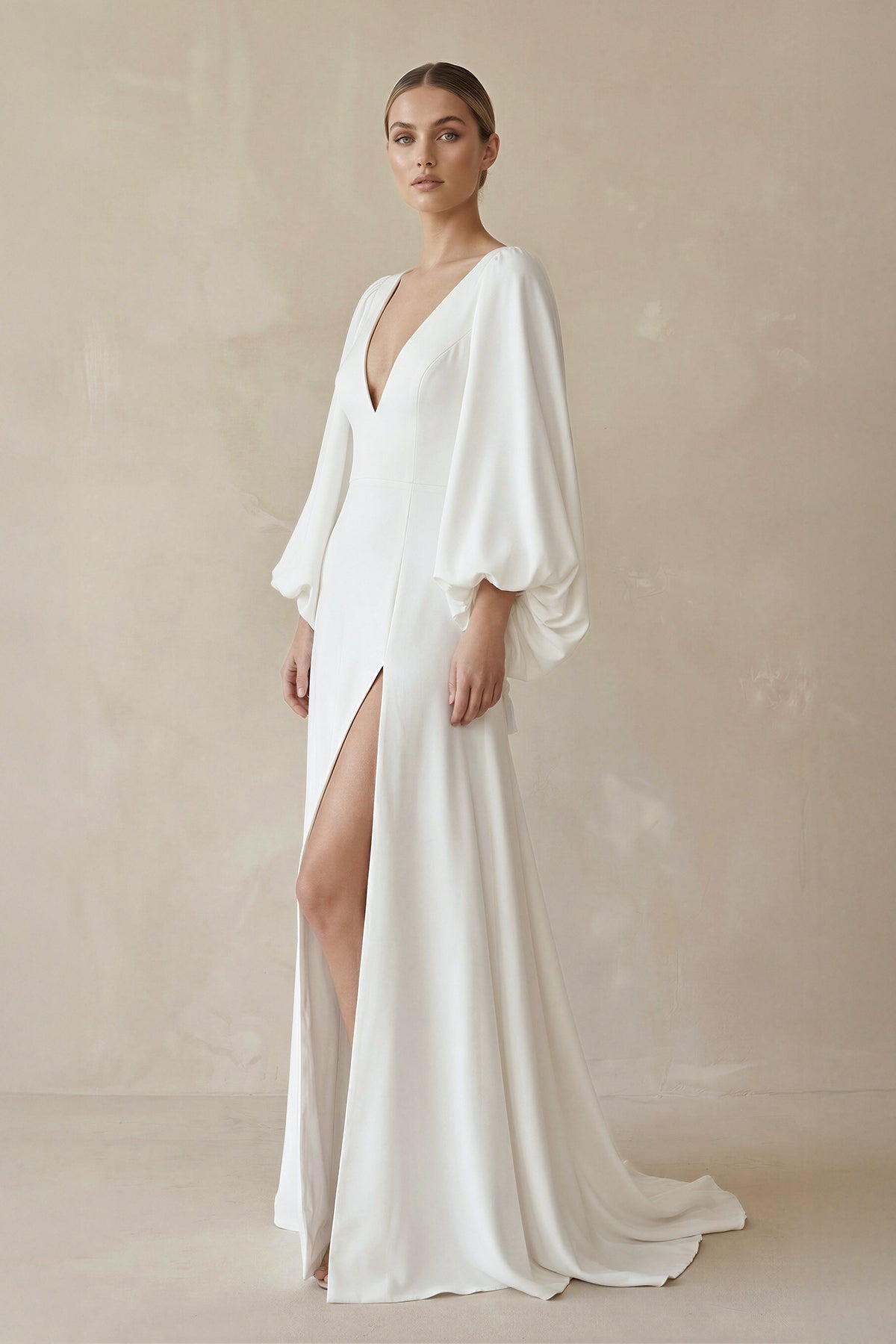 Robe de mariée ivoire trapèze en satin à col V avec fente - Harana