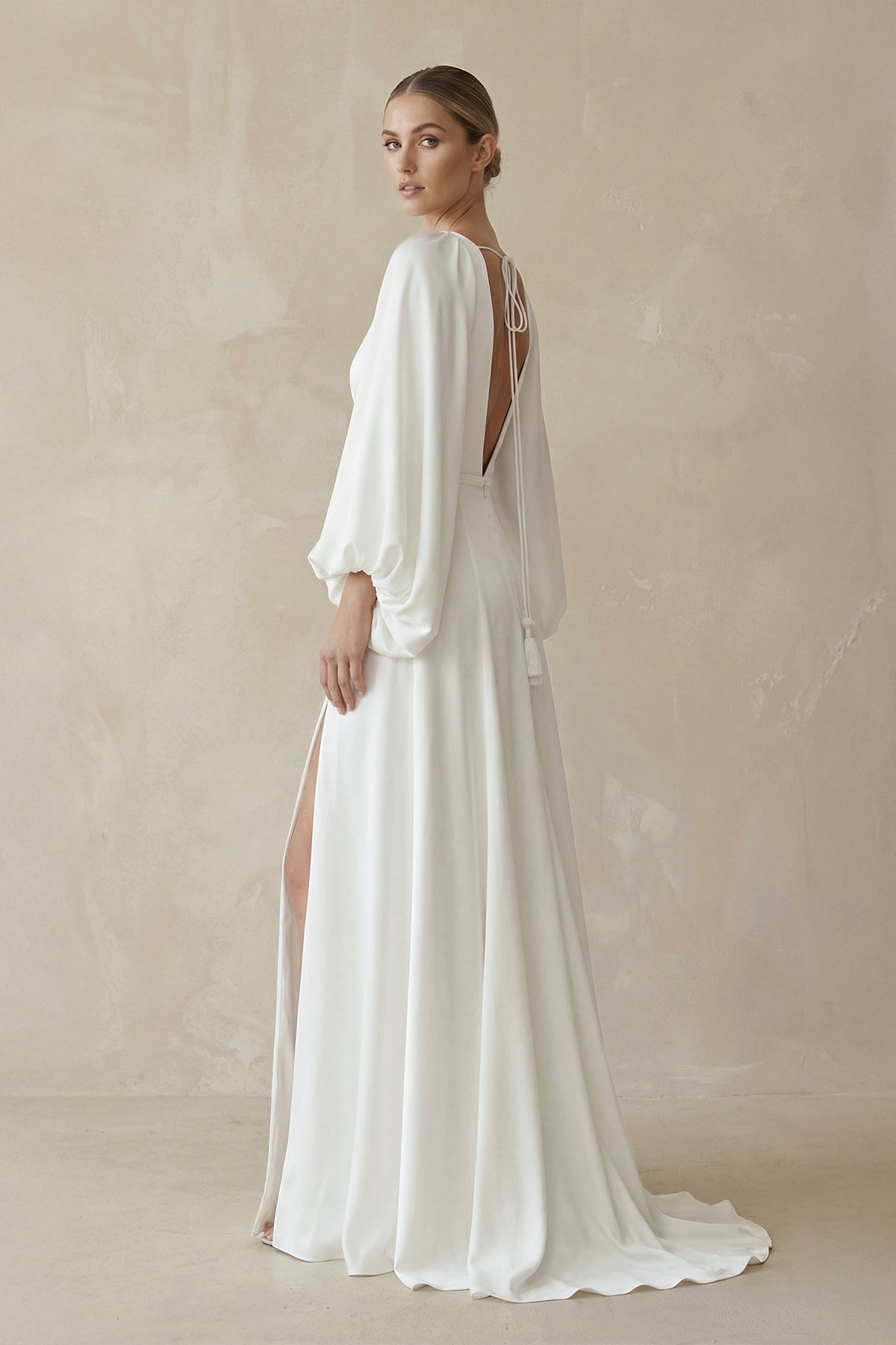 Robe de mariée ivoire trapèze en satin à col V avec fente - Harana