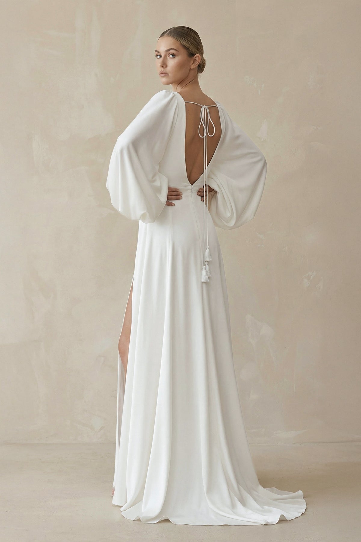 Robe de mariée ivoire trapèze en satin à col V avec fente - Harana