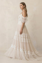 Robe de mariée blanche et nude trapèze en dentelle à épaules dénudées - Harana