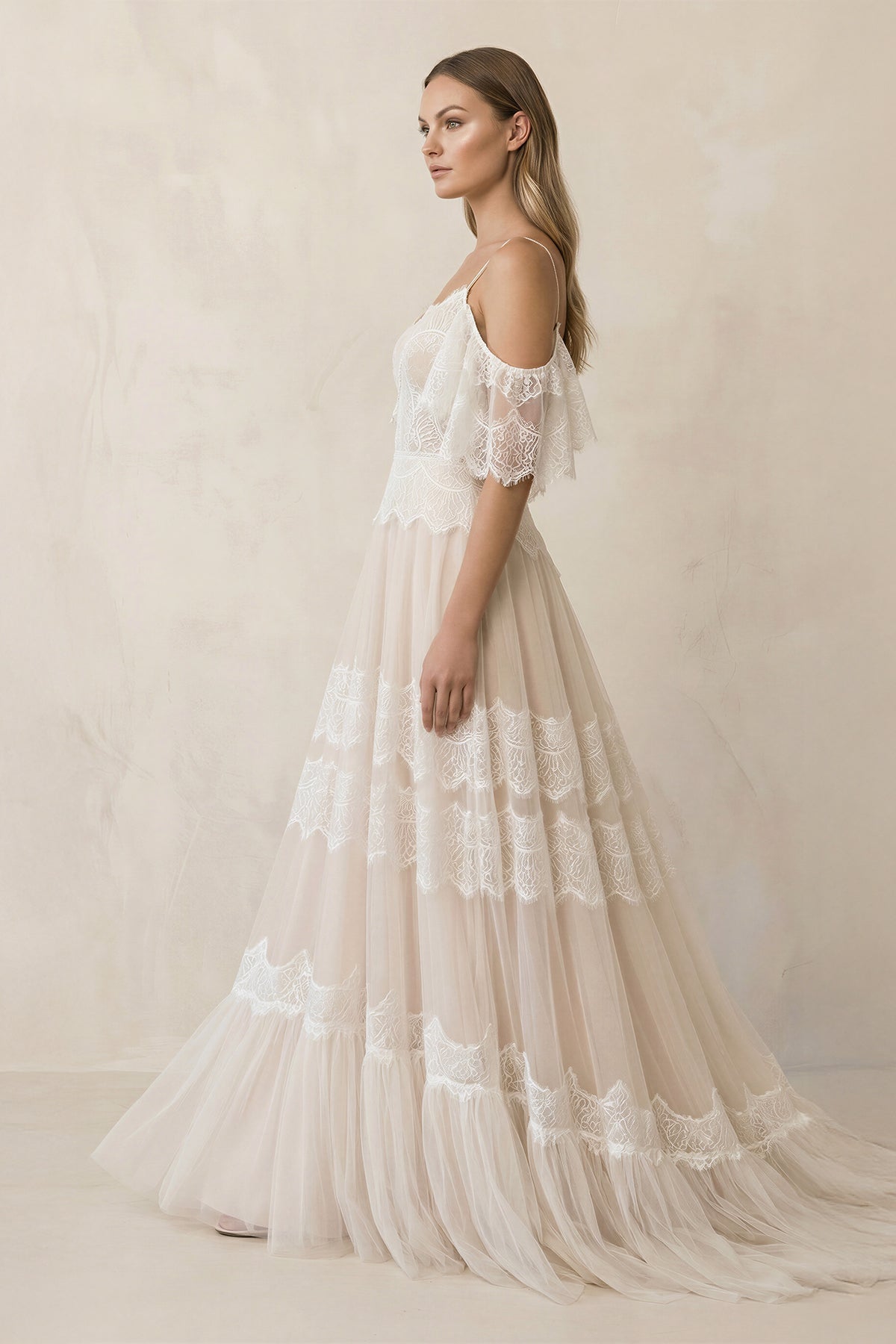 Robe de mariée blanche et nude trapèze en dentelle à épaules dénudées - Harana