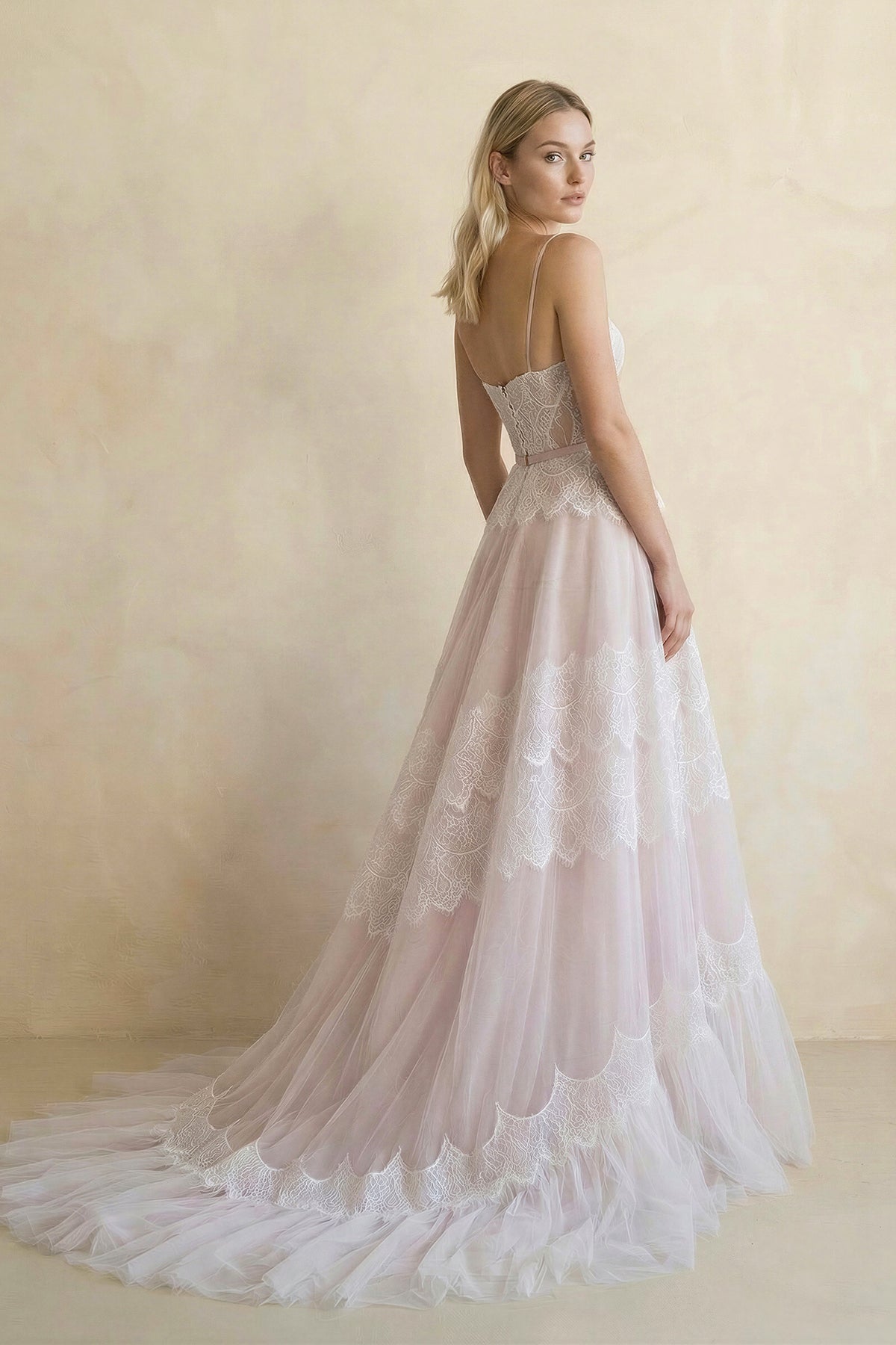 Robe de mariée blanche et nude trapèze en dentelle à fines bretelles - Harana