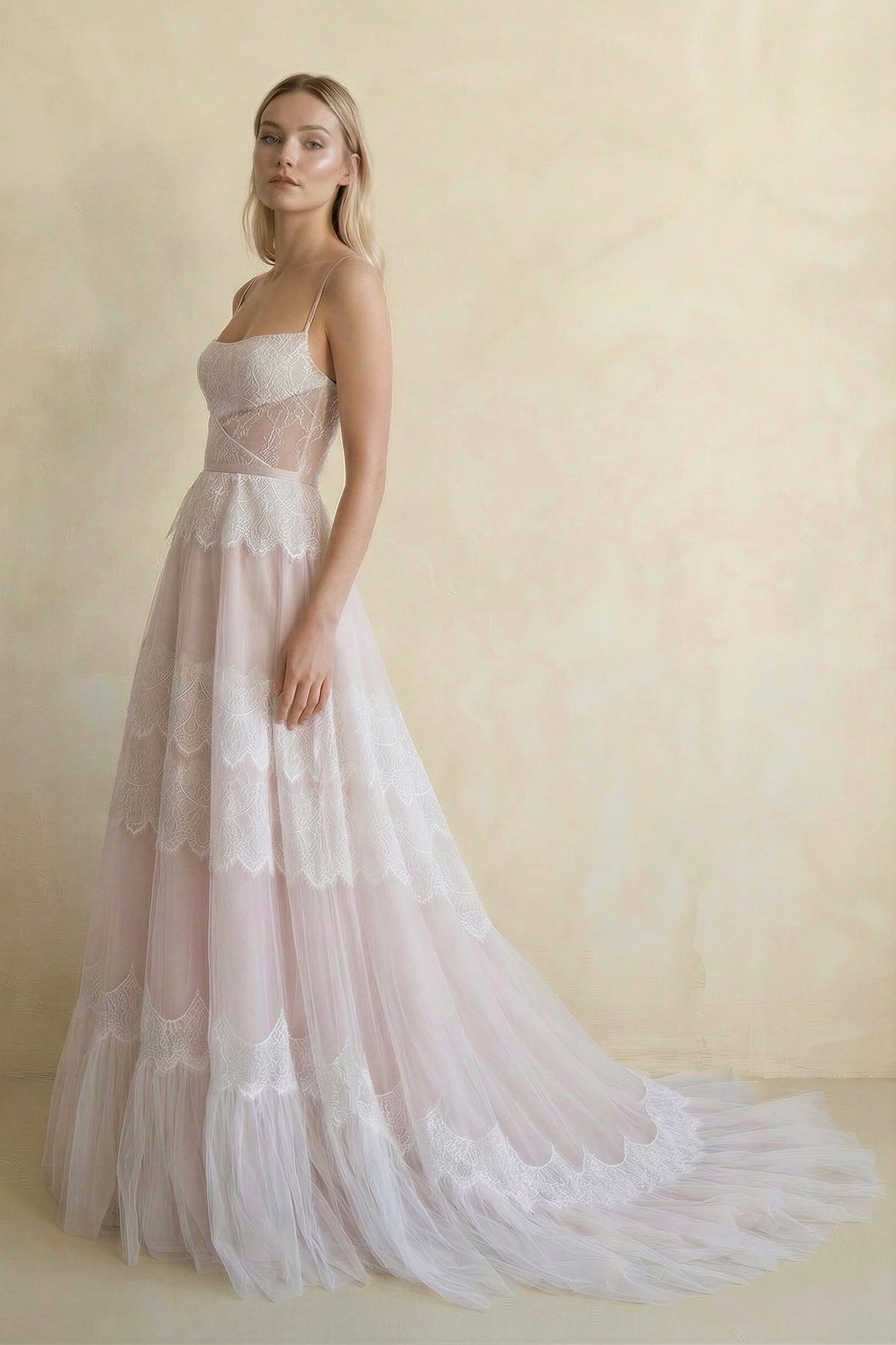 Robe de mariée blanche et nude trapèze en dentelle à fines bretelles - Harana