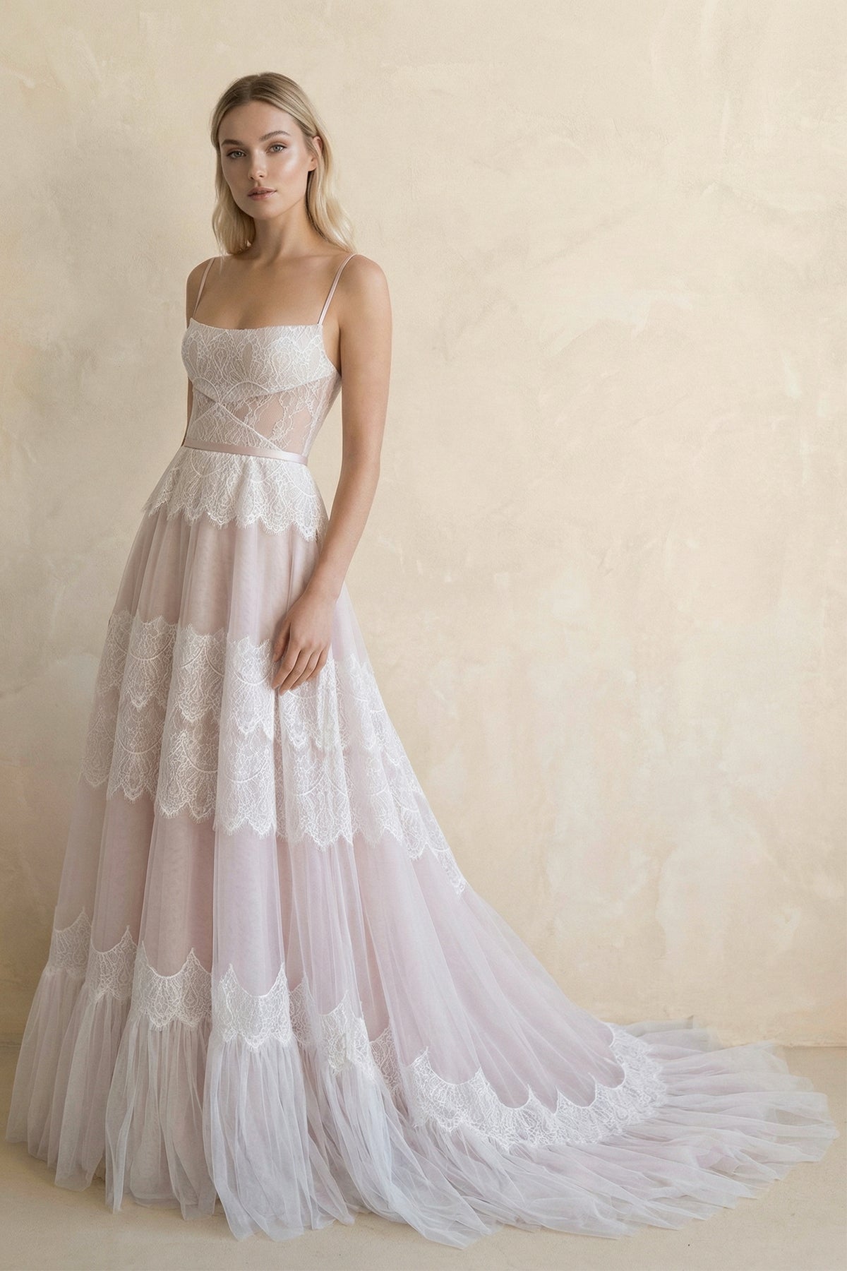 Robe de mariée blanche et nude trapèze en dentelle à fines bretelles - Harana