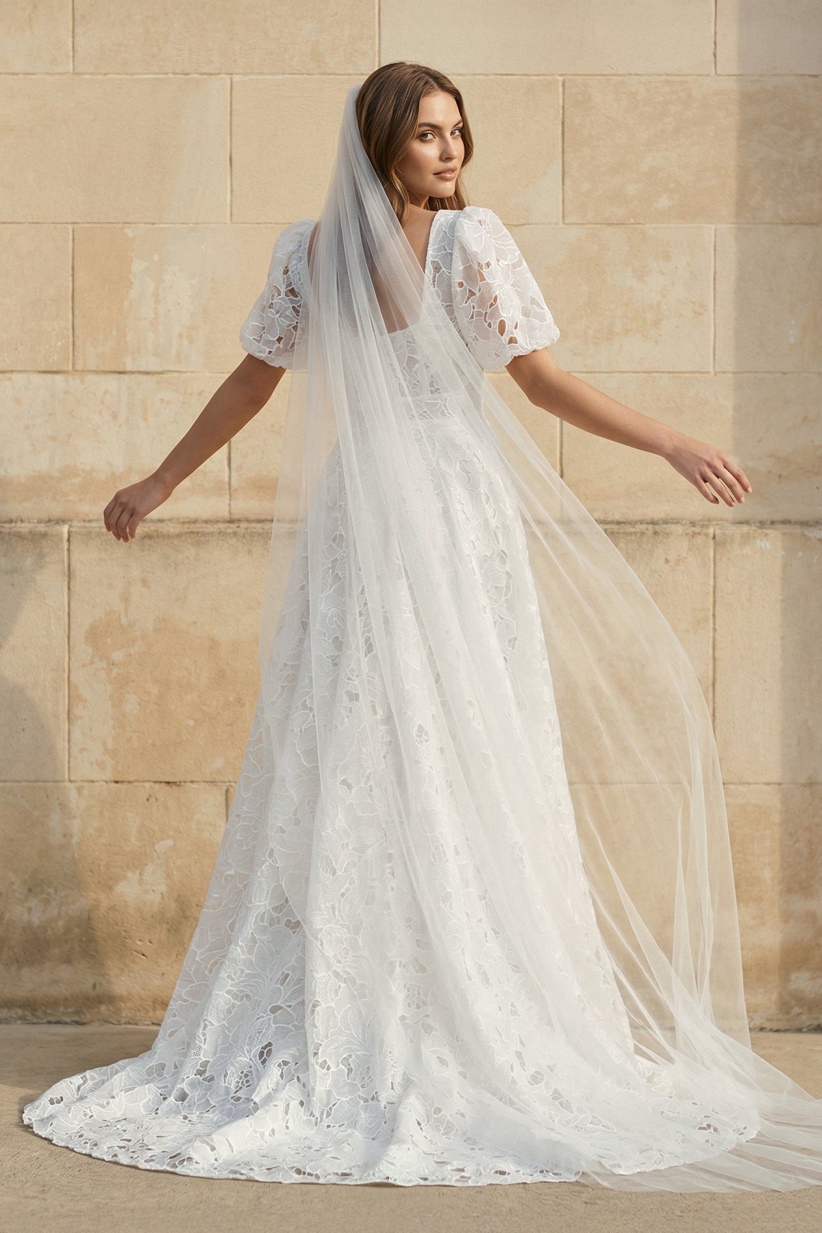 Robe de mariée blanche trapèze en dentelle col carré - Harana
