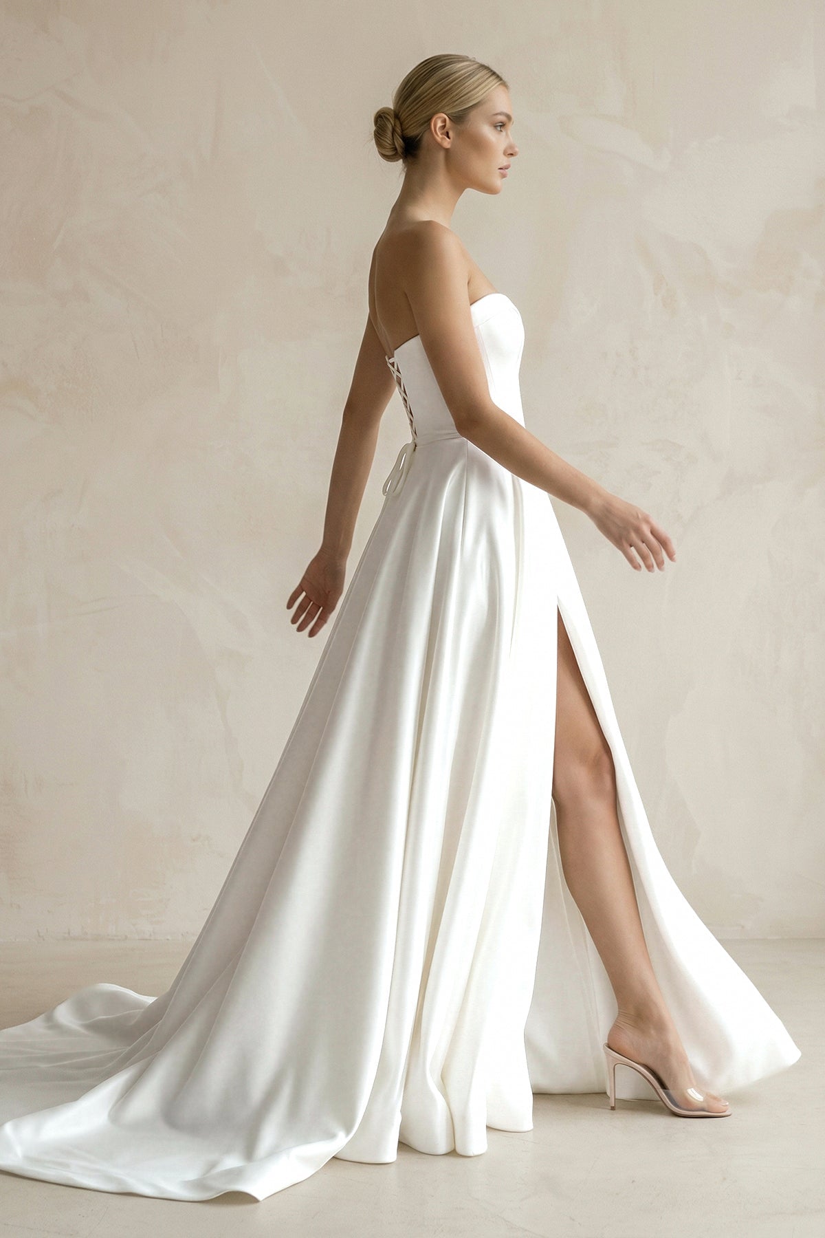 Robe de mariée blanc longue bustier avec fente à corset - Harana