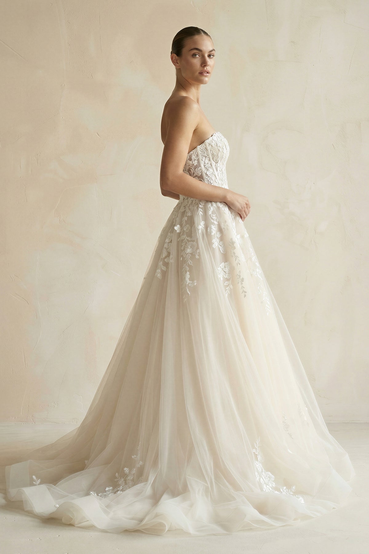 Robe de mariée white & nude longue sans manches en tulle coupe trapèze - Harana