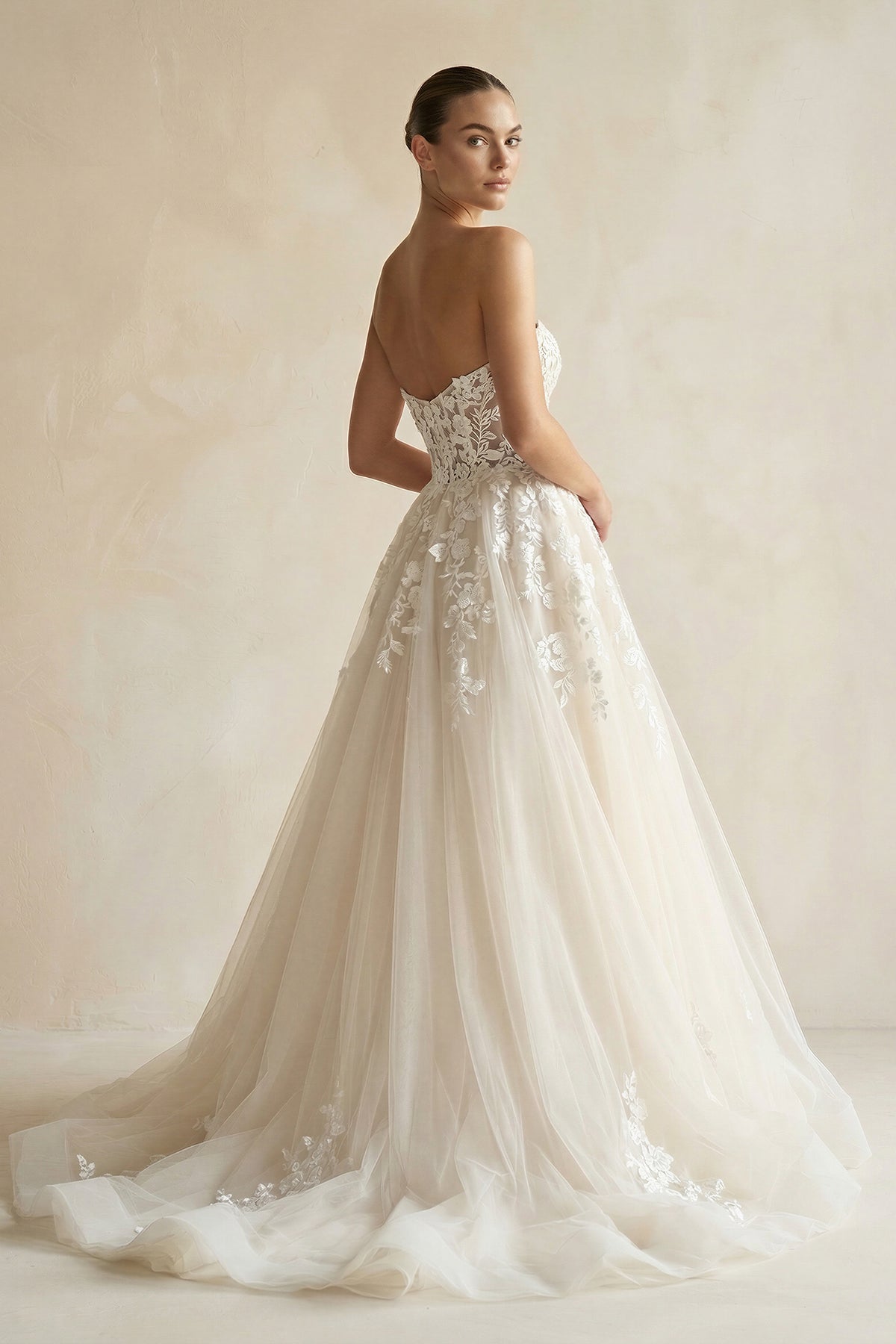 Robe de mariée white & nude longue sans manches en tulle coupe trapèze - Harana