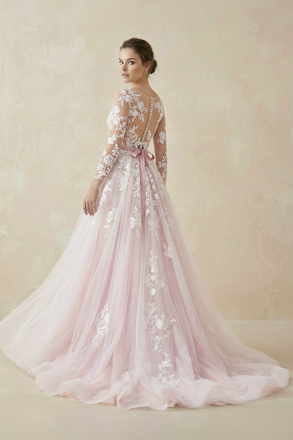 Robe de mariée rose trapèze en dentelle manches longues à appliqués - Harana